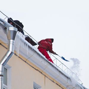 Уборка снега с крыши